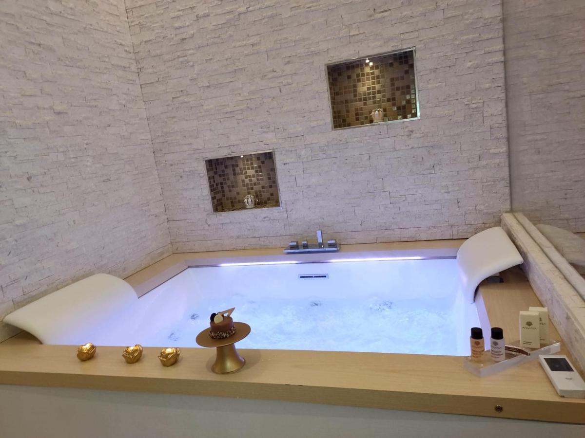 Romantic Suite Monopoli Luaran gambar