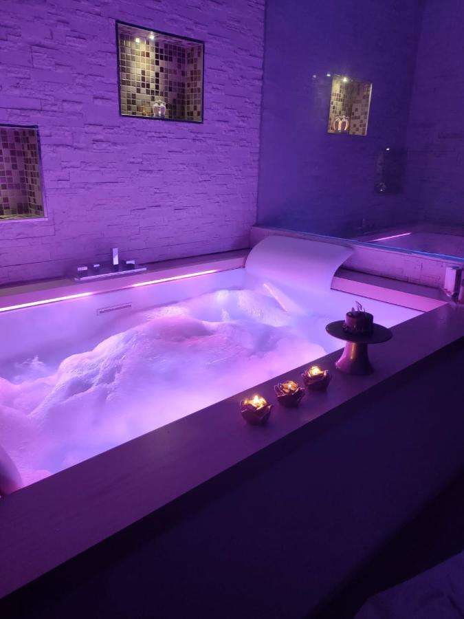 Romantic Suite Monopoli Luaran gambar