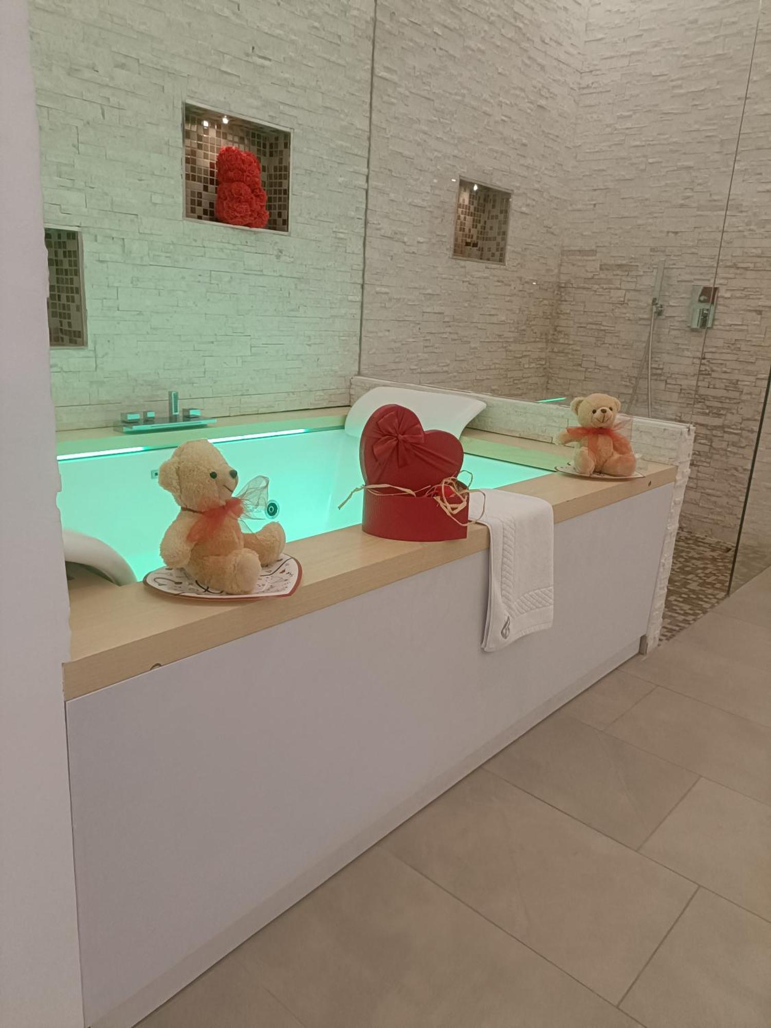 Romantic Suite Monopoli Luaran gambar