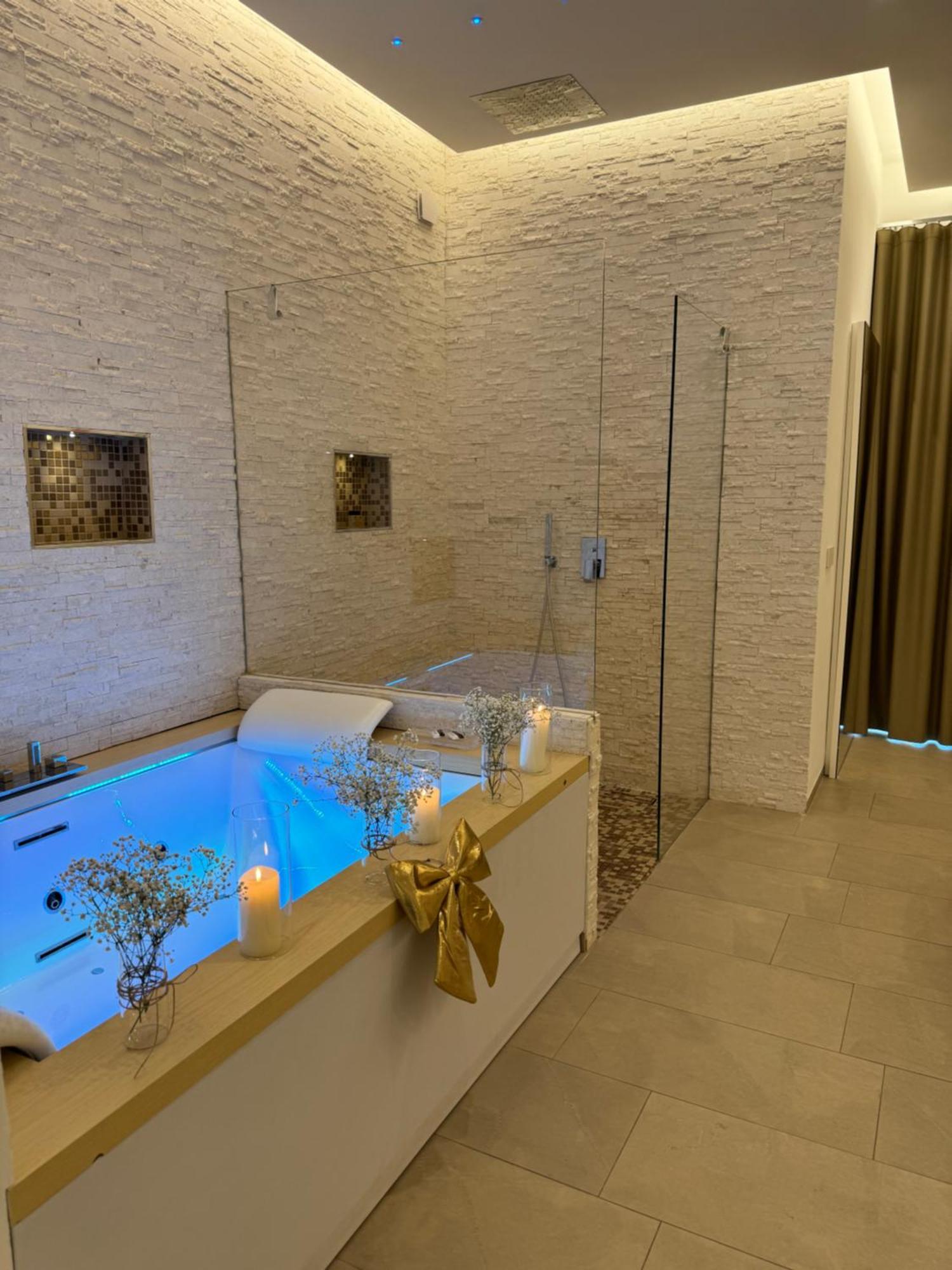 Romantic Suite Monopoli Luaran gambar